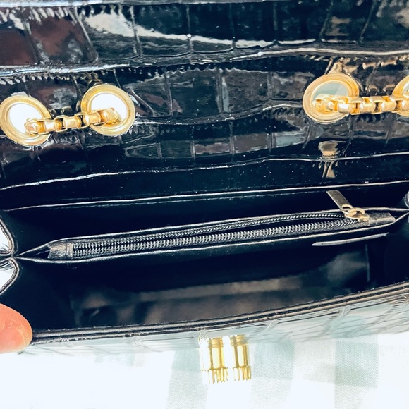 Elegant Black Croc-Embossed Bag with Gold Chain - Picture 2 of 4